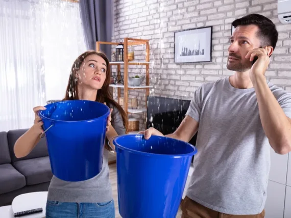curi voda od komšije, poplava od stana iznad, profesionalni upravnik, curenje vode iz stna iznad, komšijska odgovornost, nadoknada štete, hitna intervencija, stanovanje, curenje vode, zakonska zaštita, tužba za curenje vode,