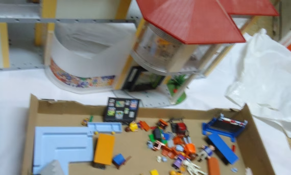 državnje stvari u hodniku zgrade